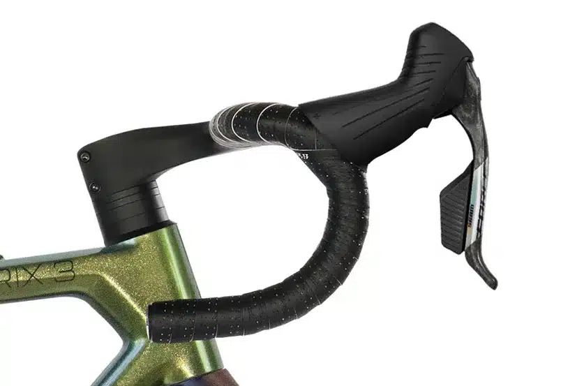 Detailaufnahme des Vorbaus, des Lenkers mit Lenkerband und der SRAM-Schalthebel eines GRIX.3 Gravelbikes.