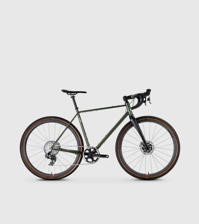 GX-1600 Gravelbike mit grünem Stahlrahmen, Carbon-Gabel und hochwertigen Komponenten, Seitenansicht vor hellem Hintergrund.