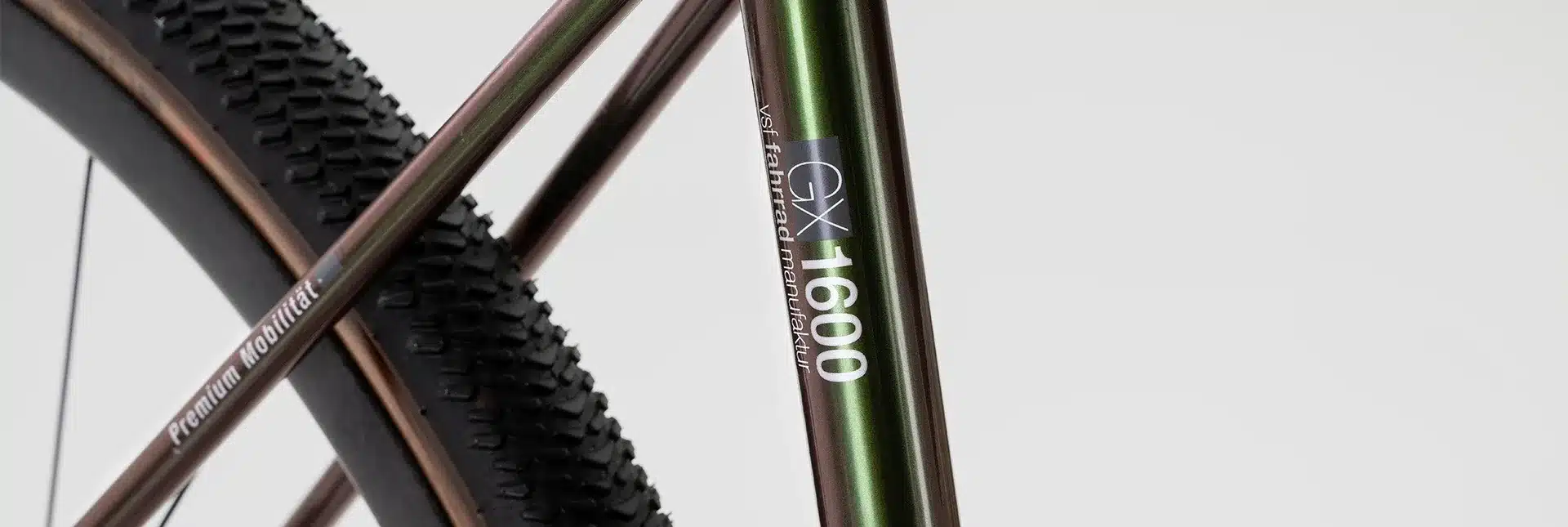 Nahaufnahme des GX-1600 Rahmens mit Schriftzug und grobstolligem Gravelreifen