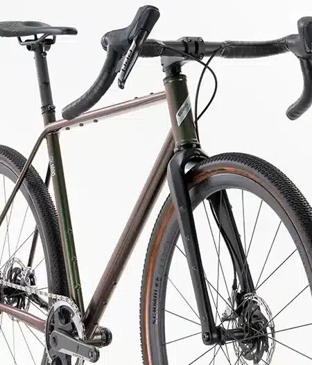 Detailaufnahme des GX-1600 Gravelbikes mit handgefertigtem Stahlrahmen, Carbon-Gabel und modernen Komponenten