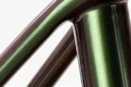 Nahaufnahme eines grün-violett schimmernden Stahlrahmens eines Gravelbikes, GX-1600