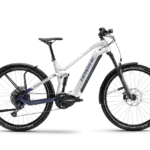 Haibike ADVENTR FS 9 E-Bike in Silber und Dunkelblau, Seitenansicht mit Gepäckträger, Schutzblechen und StVZO-Beleuchtung