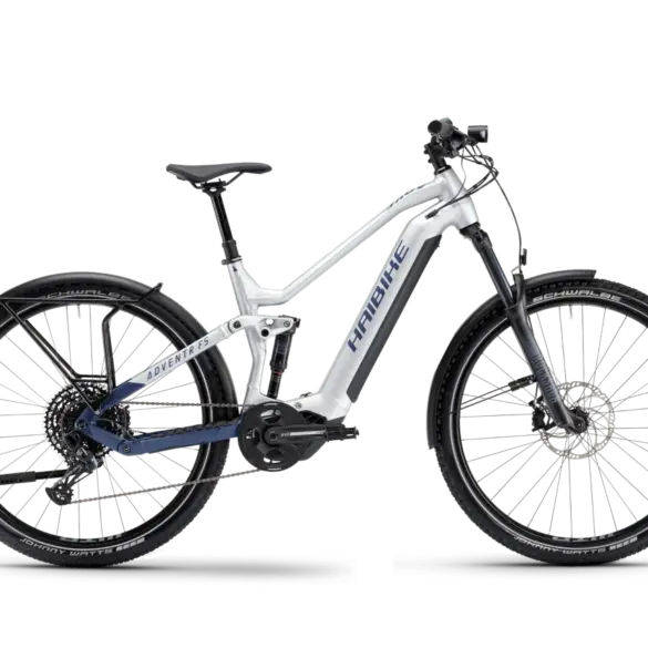 Haibike ADVENTR FS 9 E-Bike in Silber und Dunkelblau, Seitenansicht mit Gepäckträger, Schutzblechen und StVZO-Beleuchtung