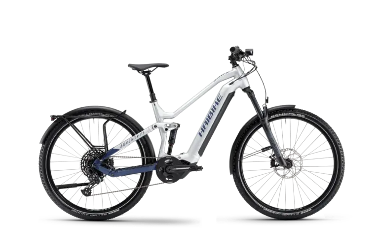 Haibike ADVENTR FS 9 E-Bike in Silber und Dunkelblau, Seitenansicht mit Gepäckträger, Schutzblechen und StVZO-Beleuchtung