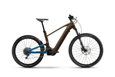 Seitenansicht eines HAIBIKE ALLTRAIL 6 E-Mountainbikes mit braunem Hauptrahmen und blauem Hinterbau, ausgestattet mit RockShox-Federung und Schwalbe Nobby Nic Reifen