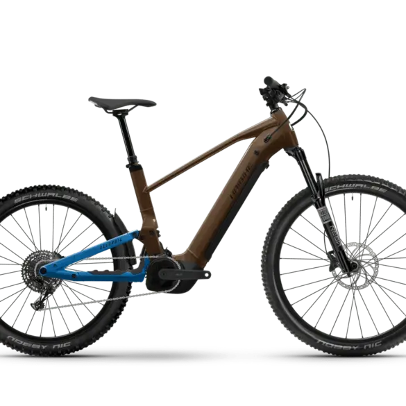 Seitenansicht eines HAIBIKE ALLTRAIL 6 E-Mountainbikes mit braunem Hauptrahmen und blauem Hinterbau, ausgestattet mit RockShox-Federung und Schwalbe Nobby Nic Reifen