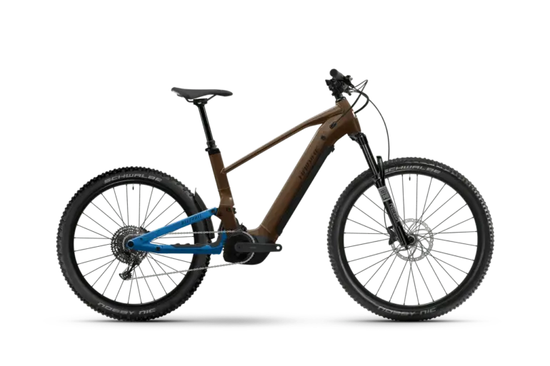 Seitenansicht eines HAIBIKE ALLTRAIL 6 E-Mountainbikes mit braunem Hauptrahmen und blauem Hinterbau, ausgestattet mit RockShox-Federung und Schwalbe Nobby Nic Reifen