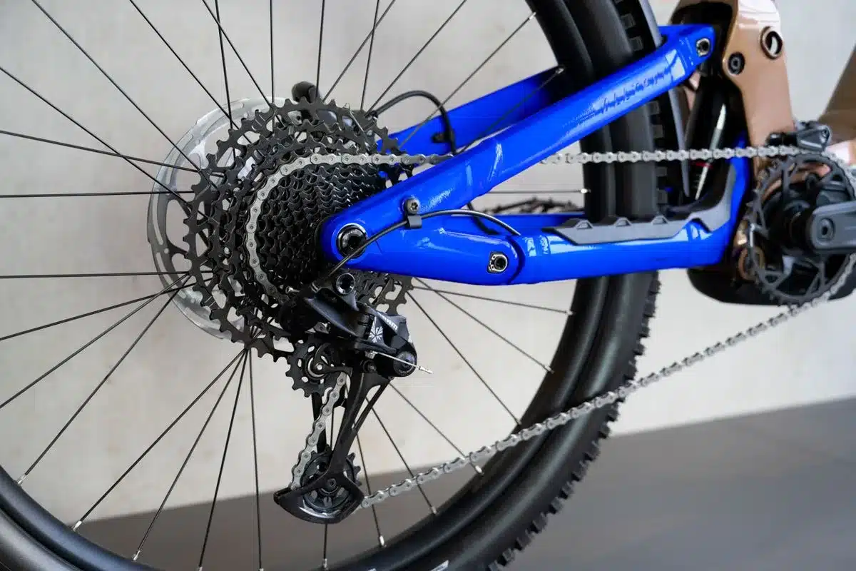Nahaufnahme des SRAM NX Eagle 12-Gang-Schaltwerks am blauen Hinterbau eines HAIBIKE ALLTRAIL 6 E-Mountainbikes