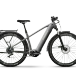 Seitenansicht des HAIBIKE TREKKING 7 E-Bikes mit Gepäckträger und breiten Reifen