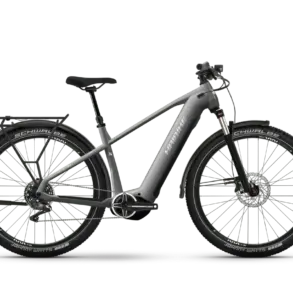 Seitenansicht des HAIBIKE TREKKING 7 E-Bikes mit Gepäckträger und breiten Reifen