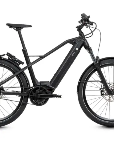 Schwarzes HNF XD3 All-Terrain E-Bike mit Bosch Performance CX Motor, Gates CDX Carbonriemen und Rohloff E-14 Nabenschaltung, ausgestattet mit Federgabel, Scheibenbremsen und Gepäckträger.