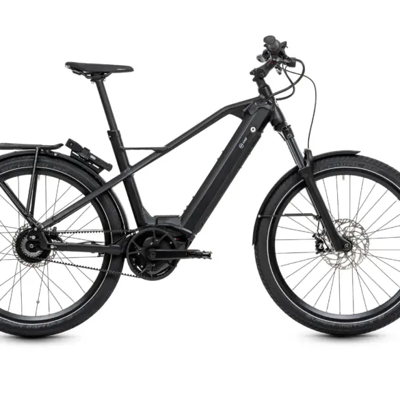 Schwarzes HNF XD3 All-Terrain E-Bike mit Bosch Performance CX Motor, Gates CDX Carbonriemen und Rohloff E-14 Nabenschaltung, ausgestattet mit Federgabel, Scheibenbremsen und Gepäckträger.