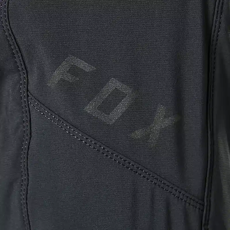Detailaufnahme des schwarzen Stoffs mit Fox-Logo und sichtbaren Nähten der Defend Fire Damenhose