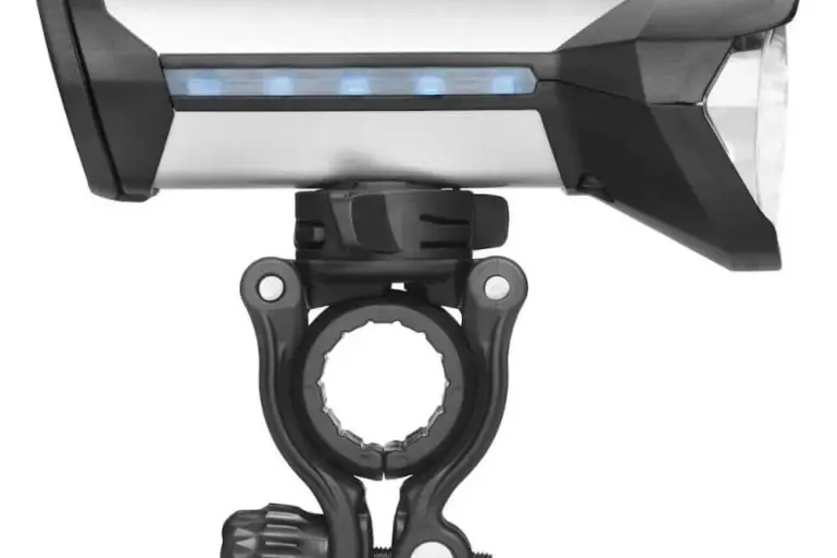 Seitliche Ansicht der IXON Rock Fahrradlampe mit Lenkerhalterung und LED-Anzeige