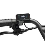 Digitales Display an einem Elektrofahrrad, zeigt Geschwindigkeit, Akkustand und Fahrmodus.