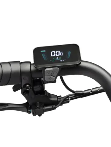 Digitales Display an einem Elektrofahrrad, zeigt Geschwindigkeit, Akkustand und Fahrmodus.