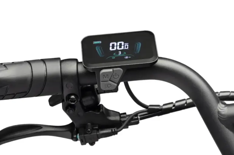 Digitales Display an einem Elektrofahrrad, zeigt Geschwindigkeit, Akkustand und Fahrmodus.