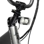 Detailaufnahme der Frontleuchte und des Lenkers eines JackRabbit MG Renegade E-Bikes.