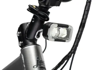 Detailaufnahme der Frontleuchte und des Lenkers eines JackRabbit MG Renegade E-Bikes.