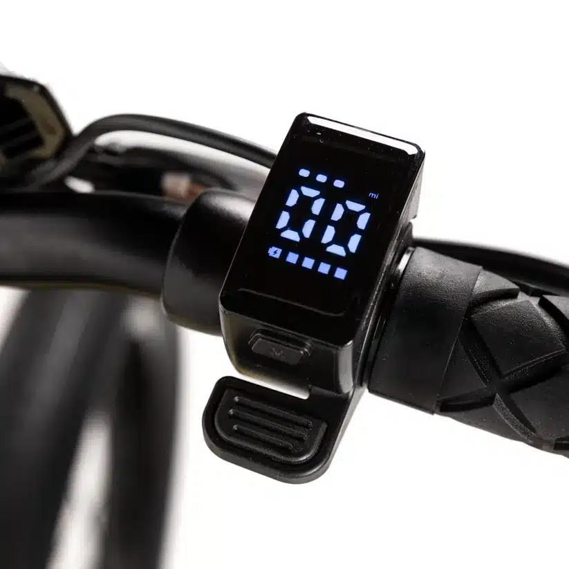 Digitales Display eines schwarzen, zusammenklappbaren E-Bikes, das die Geschwindigkeit anzeigt.