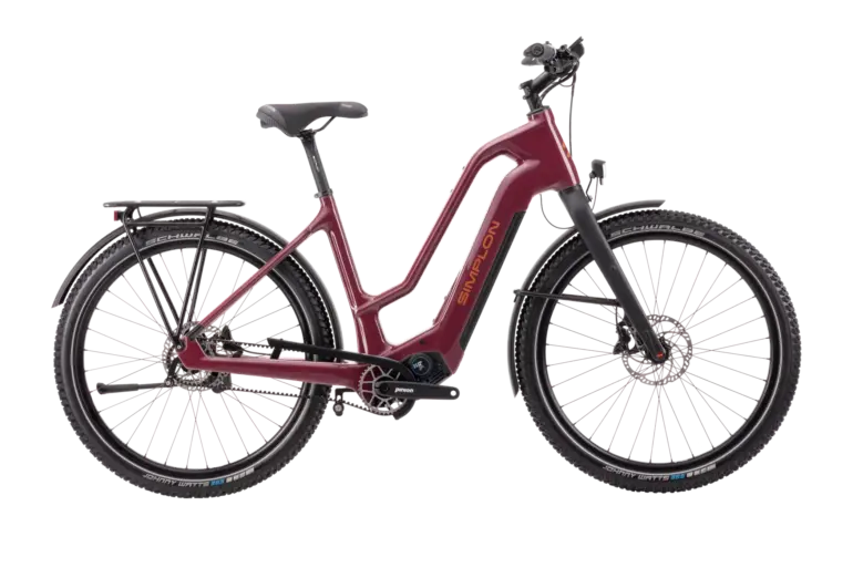Ganzansicht eines KAGU :ePinion Mid Trekking-E-Bikes in der Farbe Dunkelrot, ausgestattet mit Gepäckträger, Schutzblechen, einer Federgabel und dem integrierten Pinion MGU Antriebssystem.