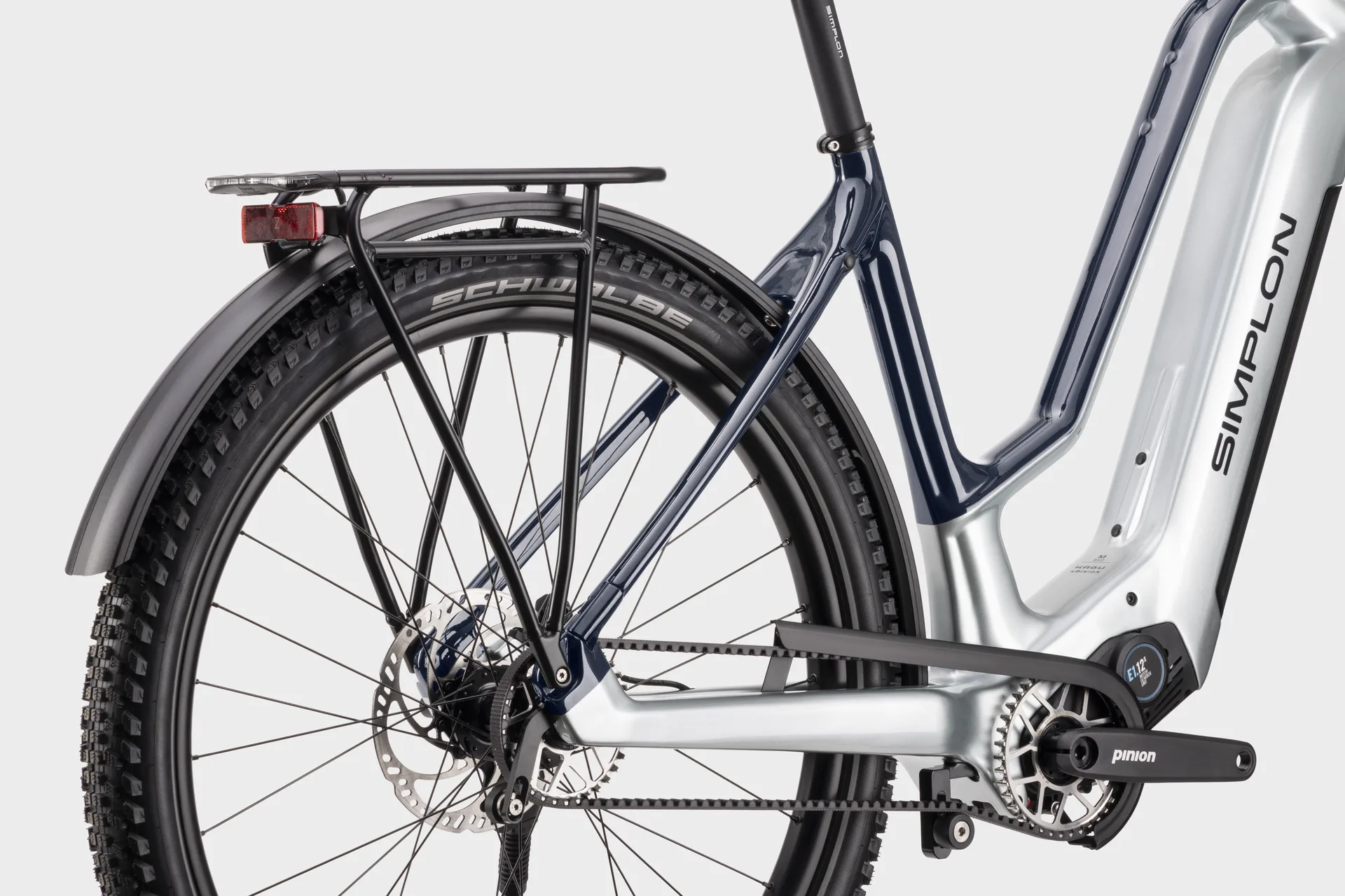 KAGU :ePinion Mid Trekking-E-Bike mit schwarzem Gepäckträger, Schutzblech und Pinion MGU E-Bike Antriebssystem mit Riemenantrieb.