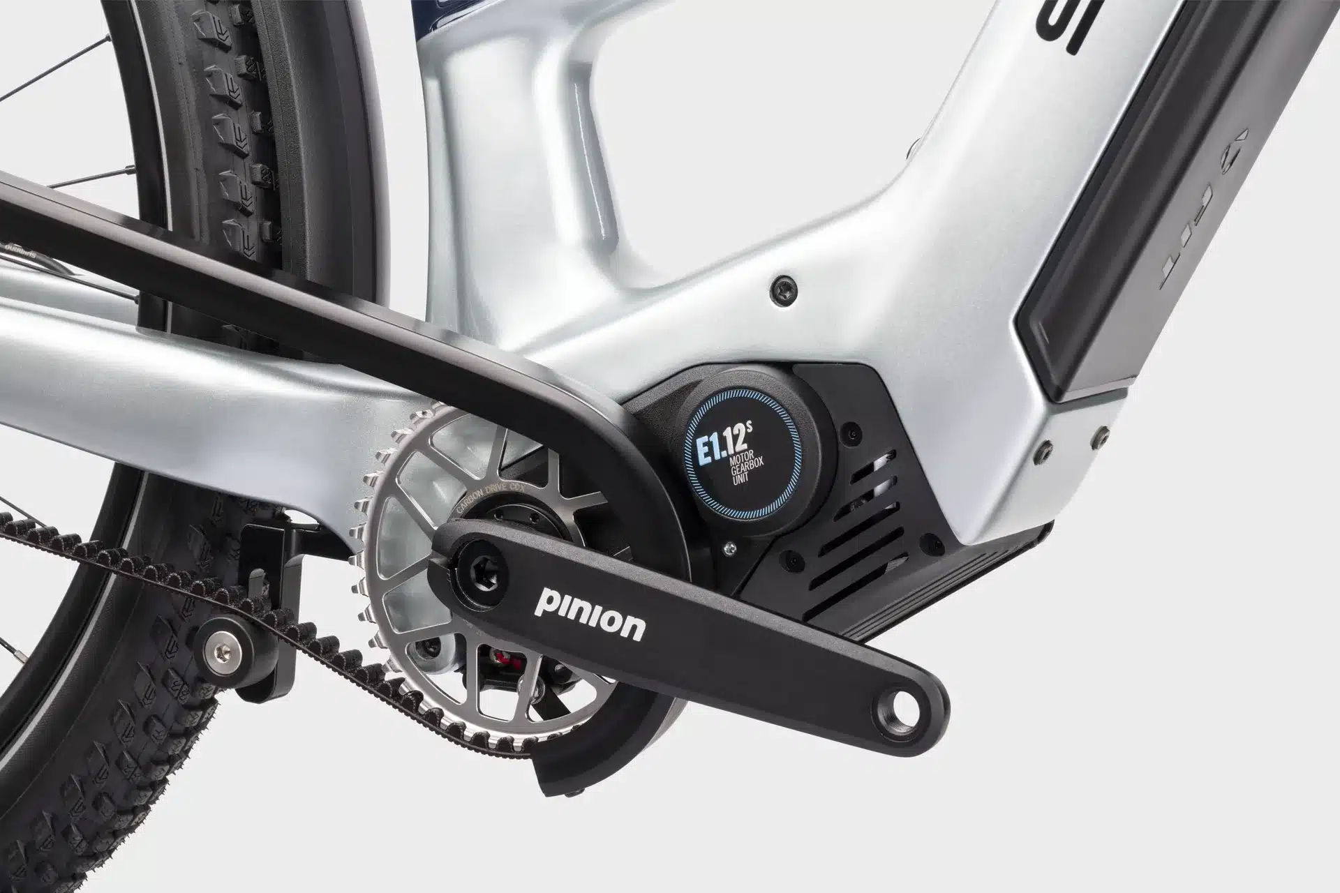 Detailansicht des Pinion MGU E-Bike Antriebssystems, inklusive Kurbelgarnitur und Gates Carbon Drive Riemen, an einem KAGU :ePinion Mid Trekking-E-Bike.