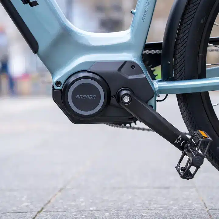 Nahaufnahme des Ananda-Mittelmotors und Pedals am Kemoway City E-Bike K5