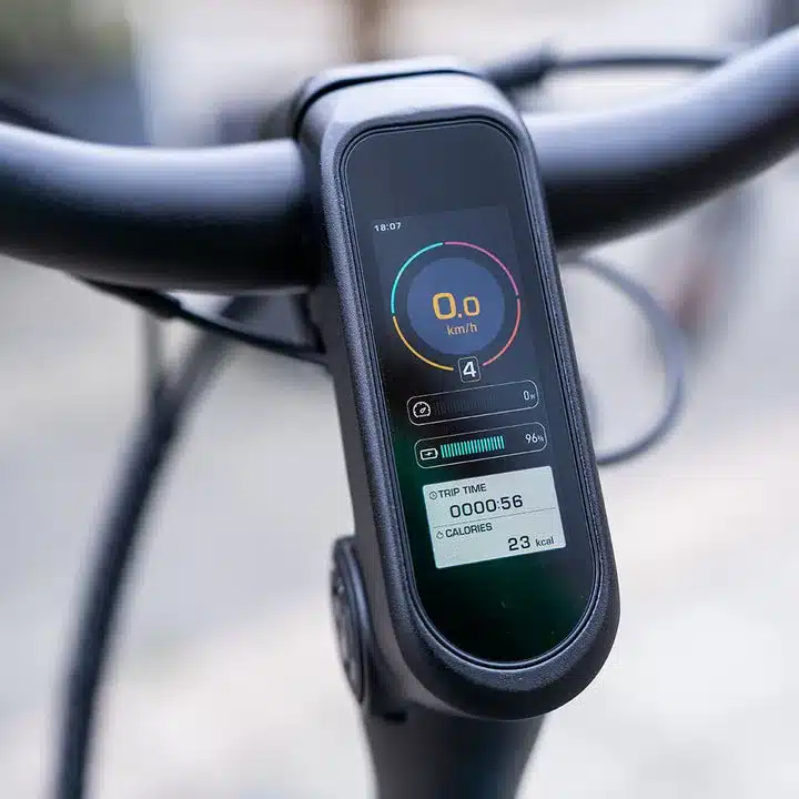 Nahaufnahme des TFT-Farbdisplays am Lenker des Kemoway City E-Bike K5 mit Anzeige von Geschwindigkeit, Akkustand und weiteren Fahrdaten