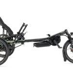 Seitenansicht eines schwarzen Kettwiesel ONE Dreirads mit drei Rädern, verstellbarem Sitz und Lenker.