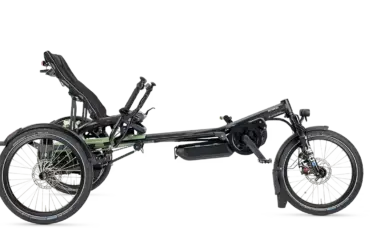 Seitenansicht eines schwarzen Kettwiesel ONE Dreirads mit drei Rädern, verstellbarem Sitz und Lenker.