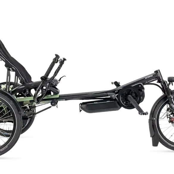 Seitenansicht eines schwarzen Kettwiesel ONE Dreirads mit drei Rädern, verstellbarem Sitz und Lenker.