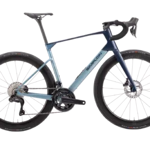 Profilansicht eines dunkelblauen und hellblauen Simplon Kiaro Endurance Rennrads mit Felgenbremsen und Schwalbe Pro One Reifen.