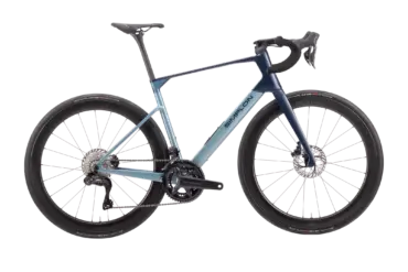 Profilansicht eines dunkelblauen und hellblauen Simplon Kiaro Endurance Rennrads mit Felgenbremsen und Schwalbe Pro One Reifen.