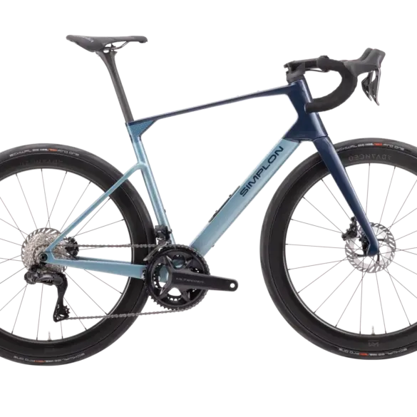 Profilansicht eines dunkelblauen und hellblauen Simplon Kiaro Endurance Rennrads mit Felgenbremsen und Schwalbe Pro One Reifen.