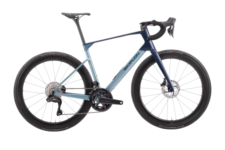 Profilansicht eines dunkelblauen und hellblauen Simplon Kiaro Endurance Rennrads mit Felgenbremsen und Schwalbe Pro One Reifen.