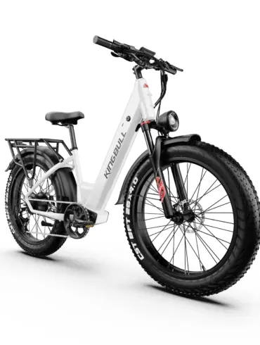 Das Kingbull Discover ST 2.0 ist ein weißes E-Bike mit einem robusten Aluminiumrahmen, breiten 26-Zoll-All-Terrain-Reifen und einem integrierten Gepäckträger. Das Fahrrad ist aufrecht stehend vor einem weißen Hintergrund abgebildet.