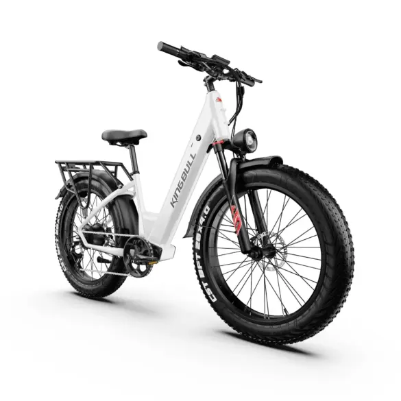 Das Kingbull Discover ST 2.0 ist ein weißes E-Bike mit einem robusten Aluminiumrahmen, breiten 26-Zoll-All-Terrain-Reifen und einem integrierten Gepäckträger. Das Fahrrad ist aufrecht stehend vor einem weißen Hintergrund abgebildet.
