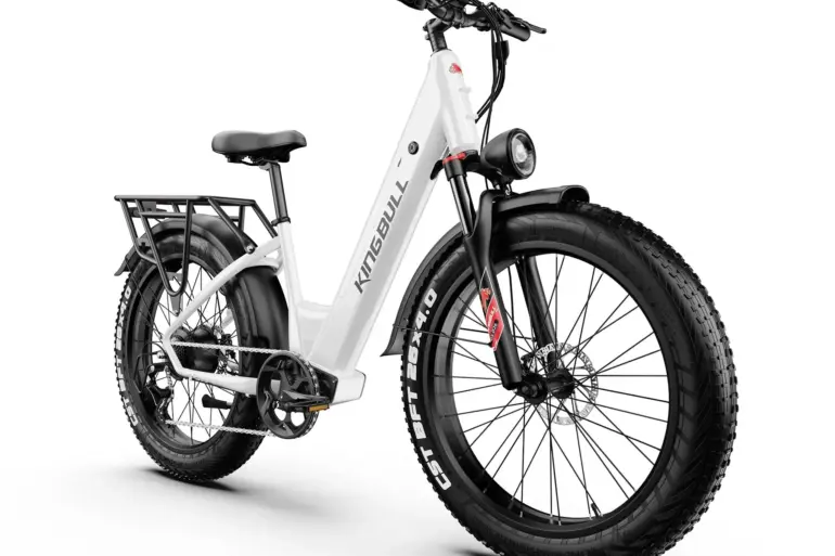Das Kingbull Discover ST 2.0 ist ein weißes E-Bike mit einem robusten Aluminiumrahmen, breiten 26-Zoll-All-Terrain-Reifen und einem integrierten Gepäckträger. Das Fahrrad ist aufrecht stehend vor einem weißen Hintergrund abgebildet.