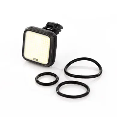 Knog Blinder Grid Fahrradlicht mit COB-LED-Technologie, hier abgebildet mit drei verschiedenen Befestigungsringen auf weißem Hintergrund.