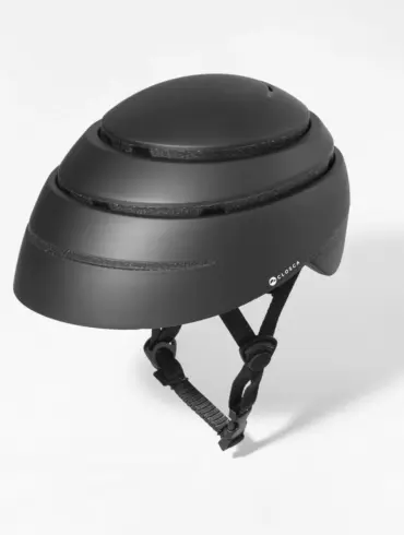 Schwarzer faltbarer Fahrradhelm Closca Loop All Black auf weißem Hintergrund