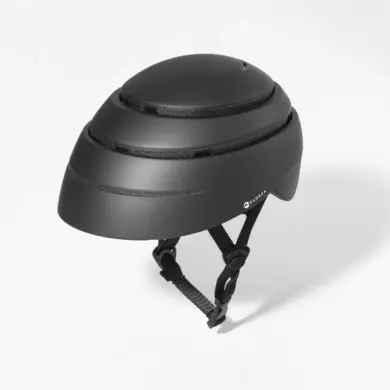 Schwarzer faltbarer Fahrradhelm Closca Loop All Black auf weißem Hintergrund