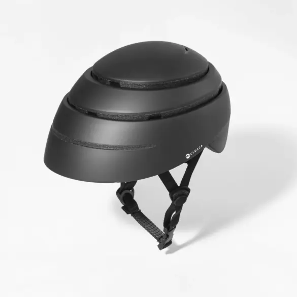 Schwarzer faltbarer Fahrradhelm Closca Loop All Black auf weißem Hintergrund