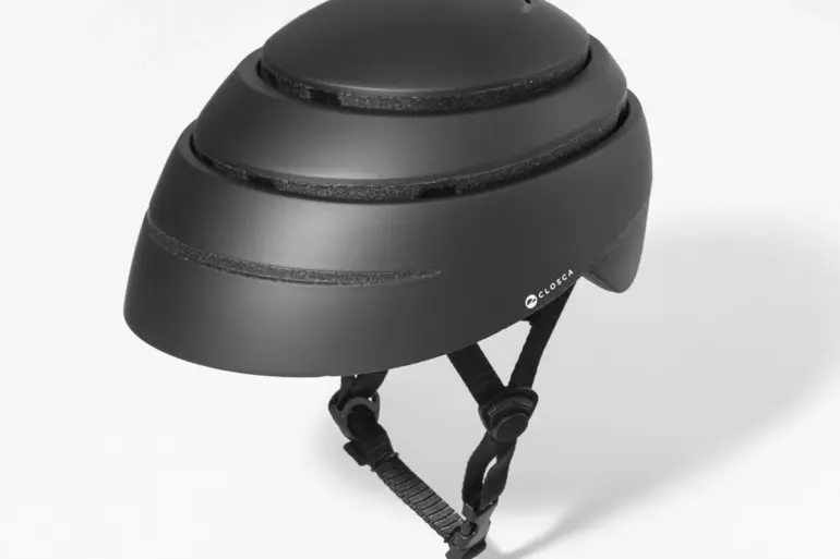 Schwarzer faltbarer Fahrradhelm Closca Loop All Black auf weißem Hintergrund