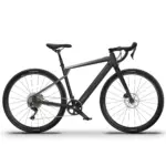 Ein schwarzes LUMO Ripio E-Gravel-Bike, von der Seite frontal fotografiert, auf einem weißen Hintergrund. Das Fahrrad hat einen Aluminiumrahmen, eine Carbon-Gabel und breite Gravel-Reifen.