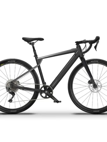 Ein schwarzes LUMO Ripio E-Gravel-Bike, von der Seite frontal fotografiert, auf einem weißen Hintergrund. Das Fahrrad hat einen Aluminiumrahmen, eine Carbon-Gabel und breite Gravel-Reifen.