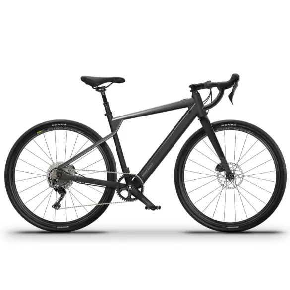 Ein schwarzes LUMO Ripio E-Gravel-Bike, von der Seite frontal fotografiert, auf einem weißen Hintergrund. Das Fahrrad hat einen Aluminiumrahmen, eine Carbon-Gabel und breite Gravel-Reifen.