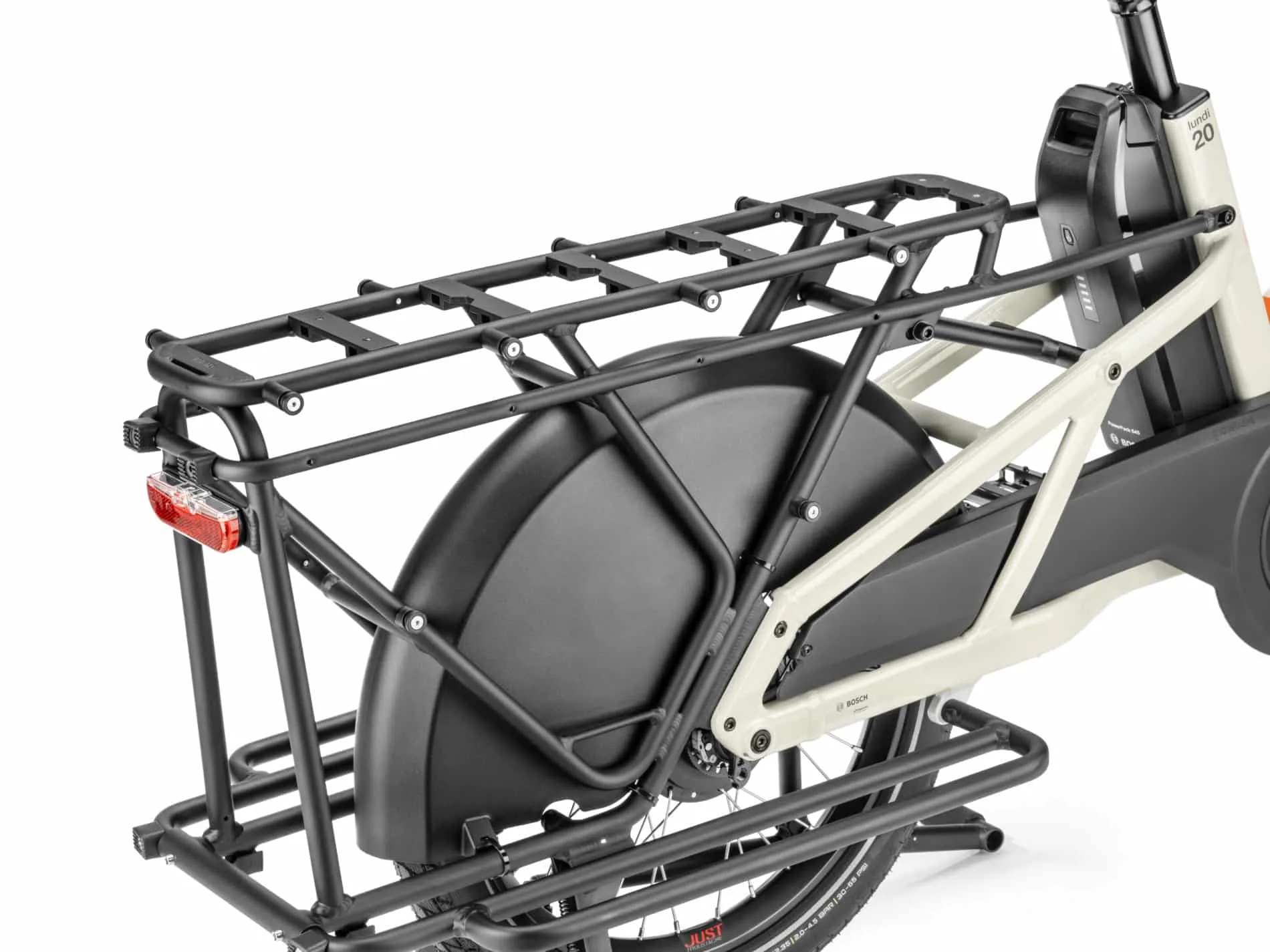 Nahaufnahme des Longtail-Gepäckträgers am Moustache Lundi 20 Cargo 5 E-Lastenrad in Silk Grey