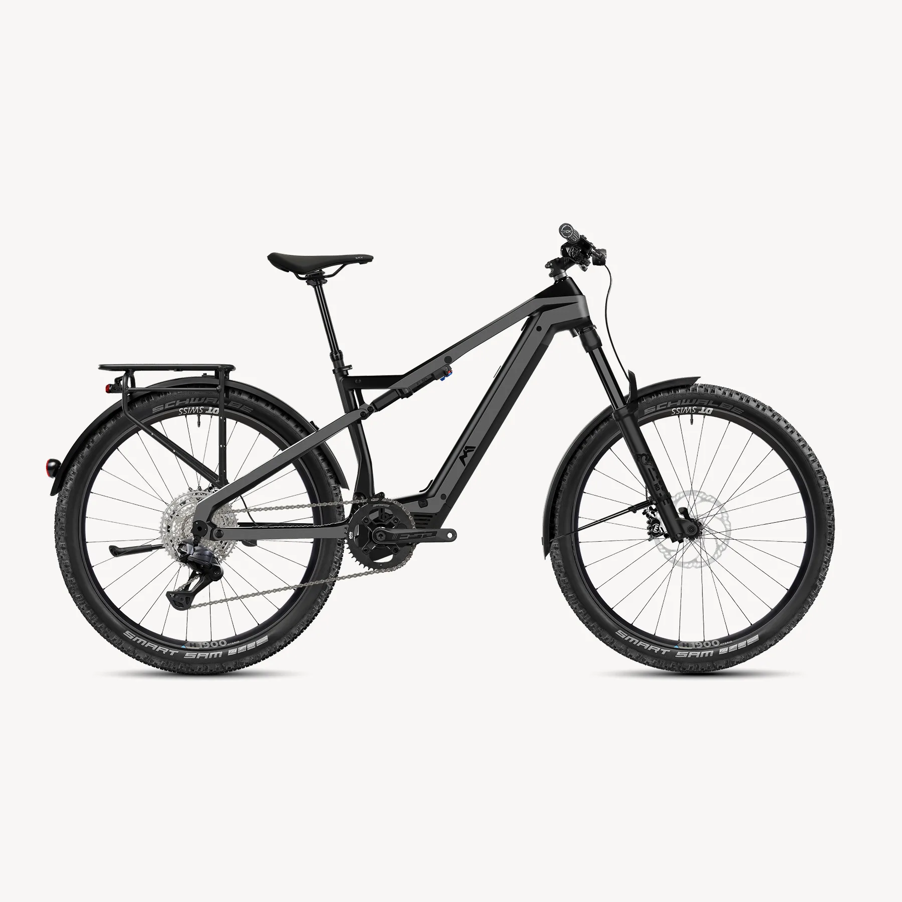 Vorder- und Seitenansicht eines schwarzen M1 GT Allterrain-E-Bikes mit Gepäckträger und Schutzblechen auf weißem Hintergrund.