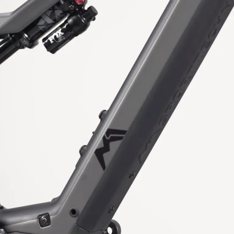 Detailansicht des Rahmens und der Hinterradfederung eines M1 GT E-Bikes.